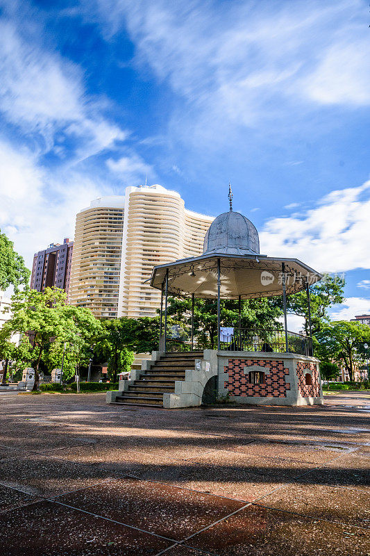 在贝洛奥里藏特Praça da Liberdade的奥斯卡·尼迈耶大楼的背景和音乐台的观点。